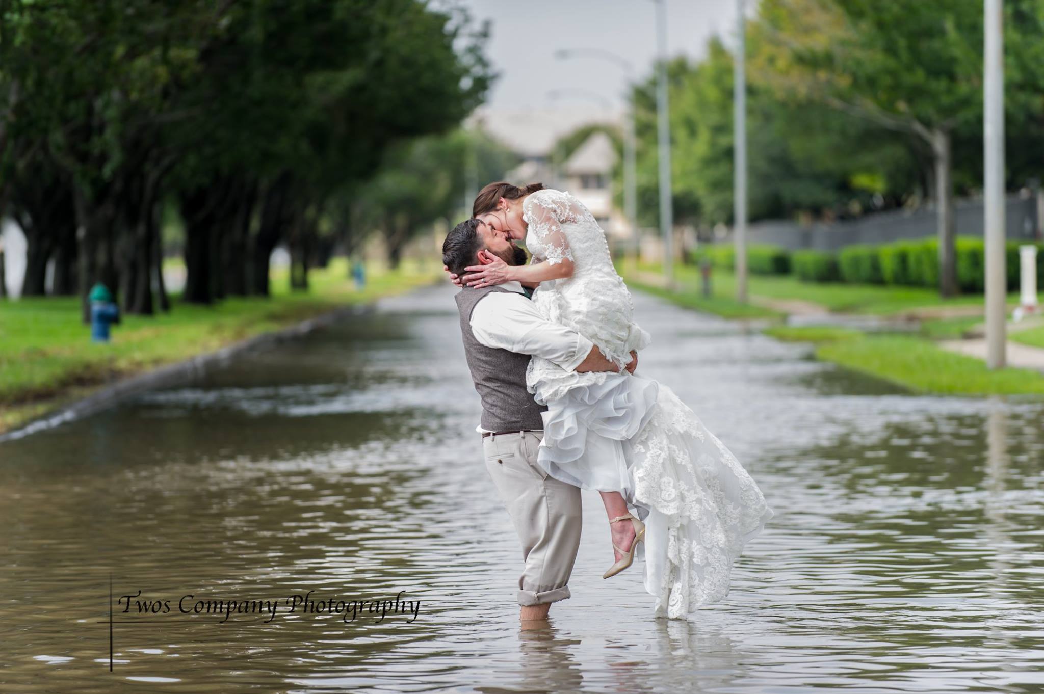 wedding, global-wedding, etc - Couple Gets Married Despite Hurricane Harvey