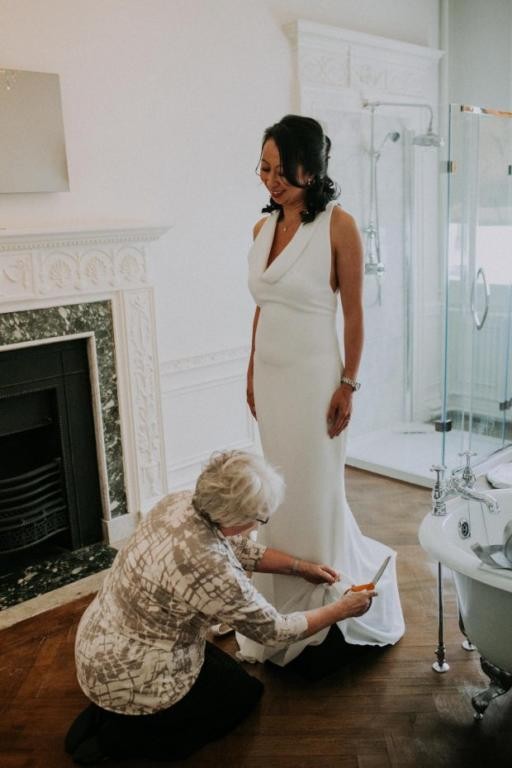 wedding, global-wedding - Bride Gets Wedding Dress Sewn Half-An-Hour Before Wedding